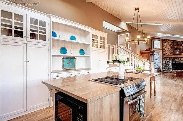 Kitchen island with cooktop